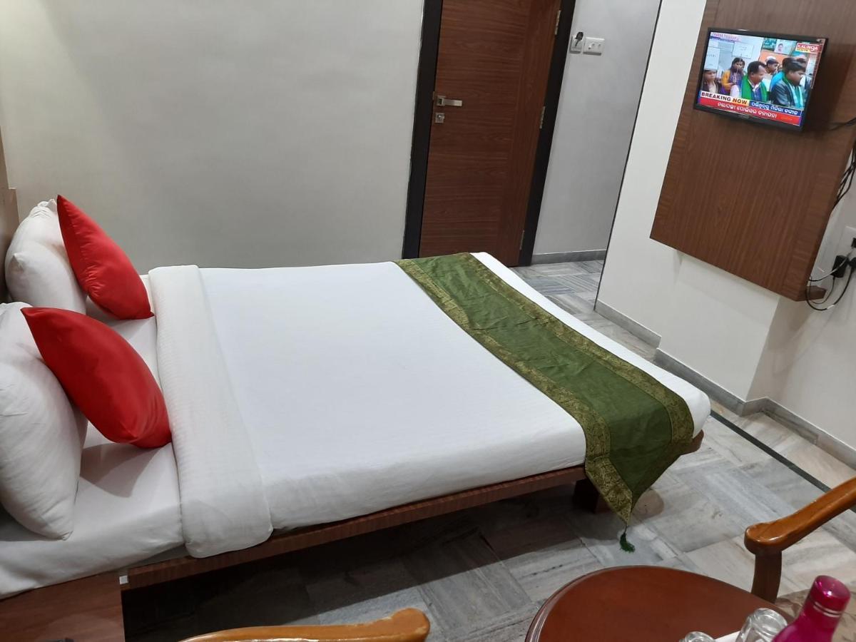 City Palace Hotel होटल सिटी पैलेस Nashik Bagian luar foto