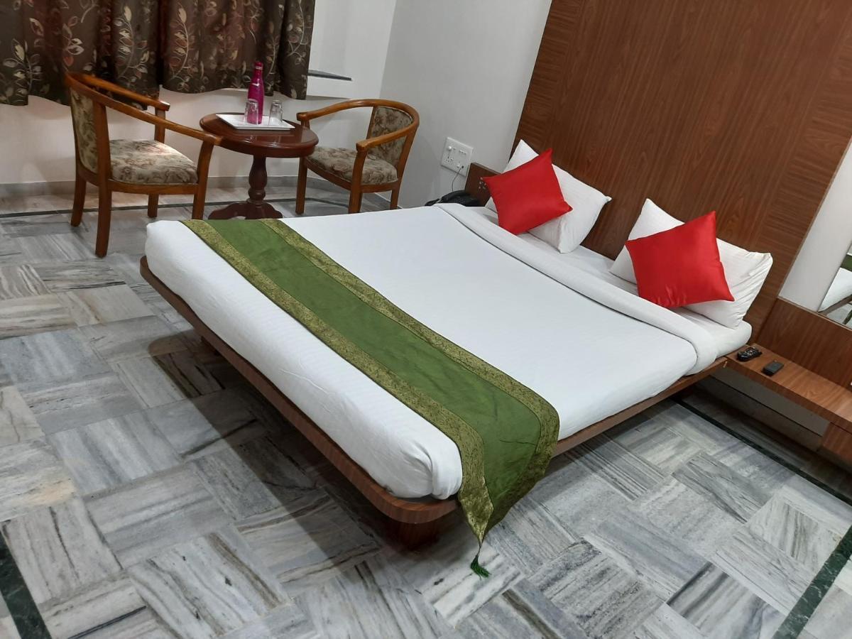 City Palace Hotel होटल सिटी पैलेस Nashik Bagian luar foto