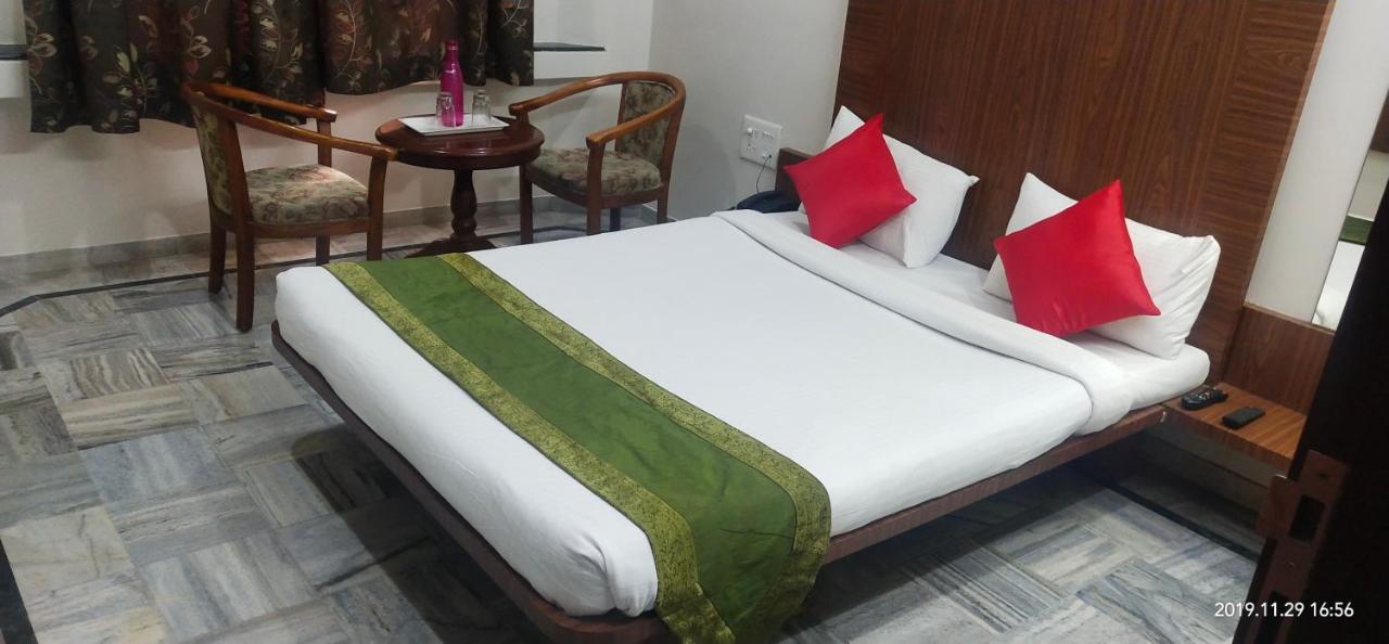 City Palace Hotel होटल सिटी पैलेस Nashik Bagian luar foto