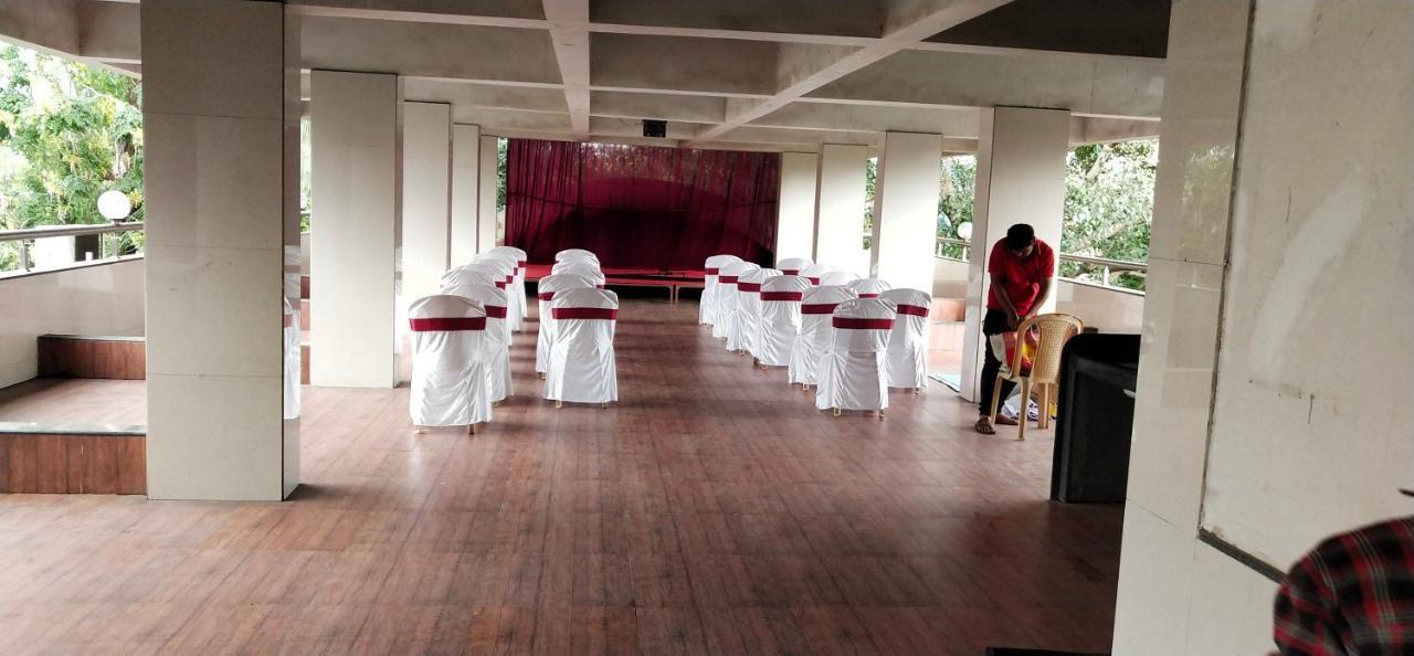 City Palace Hotel होटल सिटी पैलेस Nashik Bagian luar foto