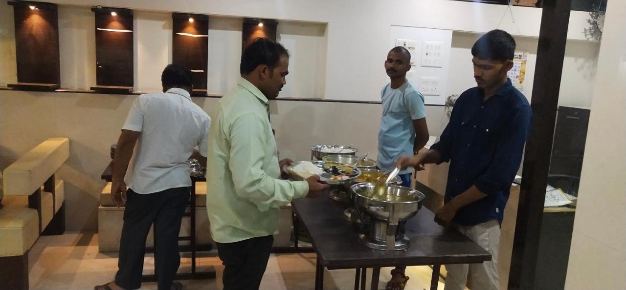 City Palace Hotel होटल सिटी पैलेस Nashik Bagian luar foto