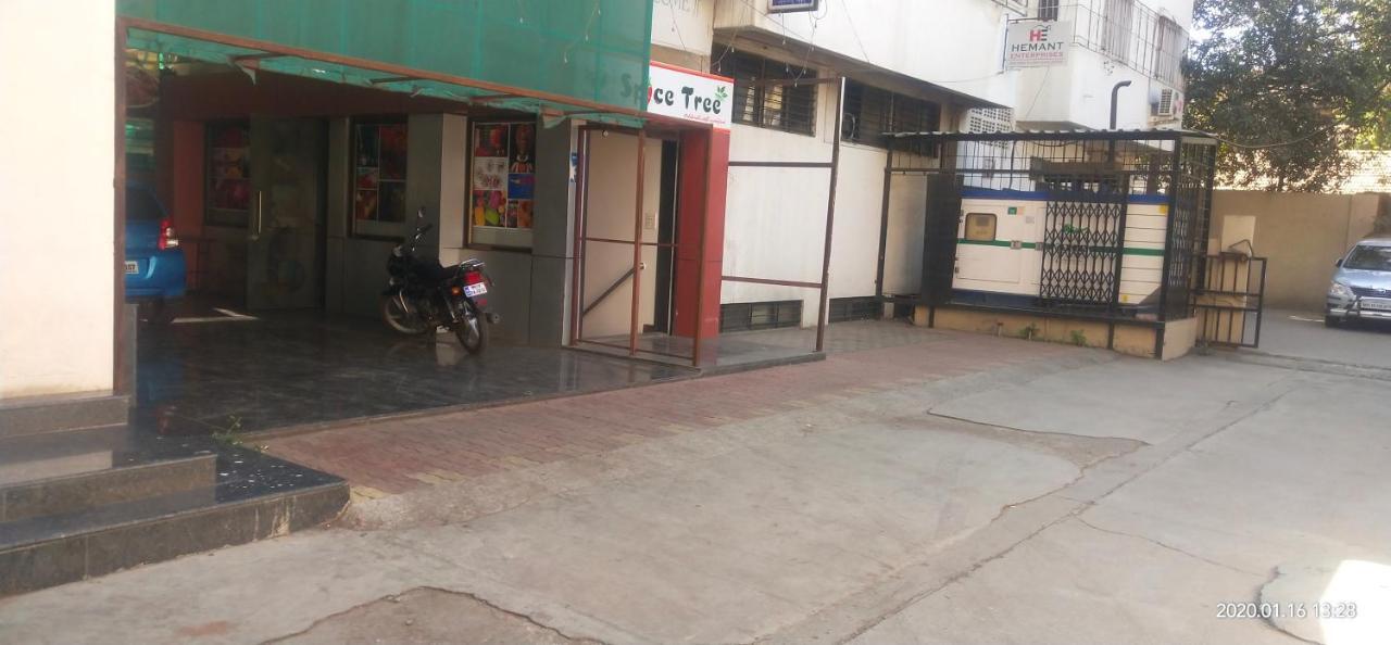 City Palace Hotel होटल सिटी पैलेस Nashik Bagian luar foto