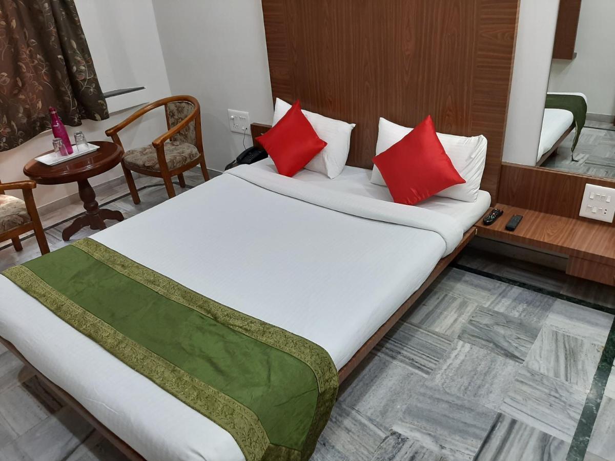 City Palace Hotel होटल सिटी पैलेस Nashik Bagian luar foto