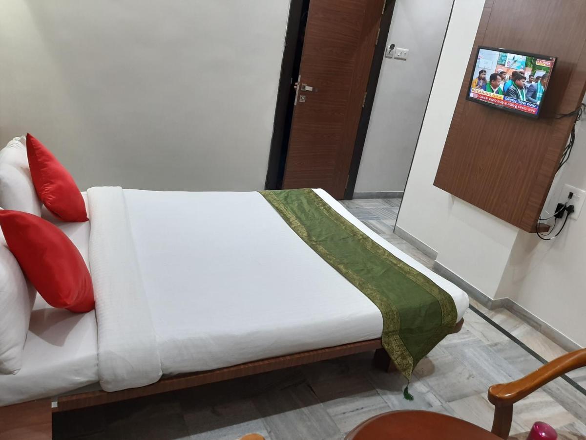City Palace Hotel होटल सिटी पैलेस Nashik Bagian luar foto
