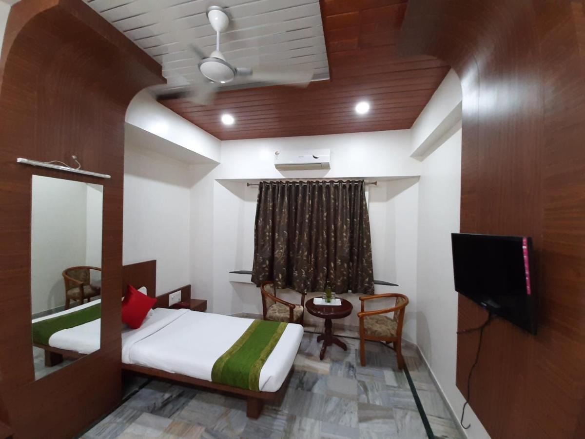 City Palace Hotel होटल सिटी पैलेस Nashik Bagian luar foto