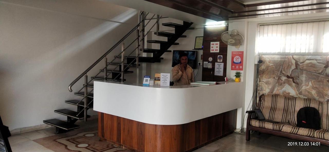 City Palace Hotel होटल सिटी पैलेस Nashik Bagian luar foto